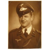 Foto de un soldado del servicio de tierra de la Luftwaffe con sombrero de visera